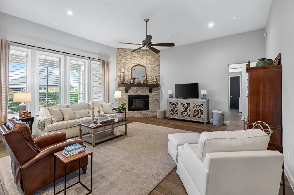 1320 Amsterdam Court Granbury, TX 76048