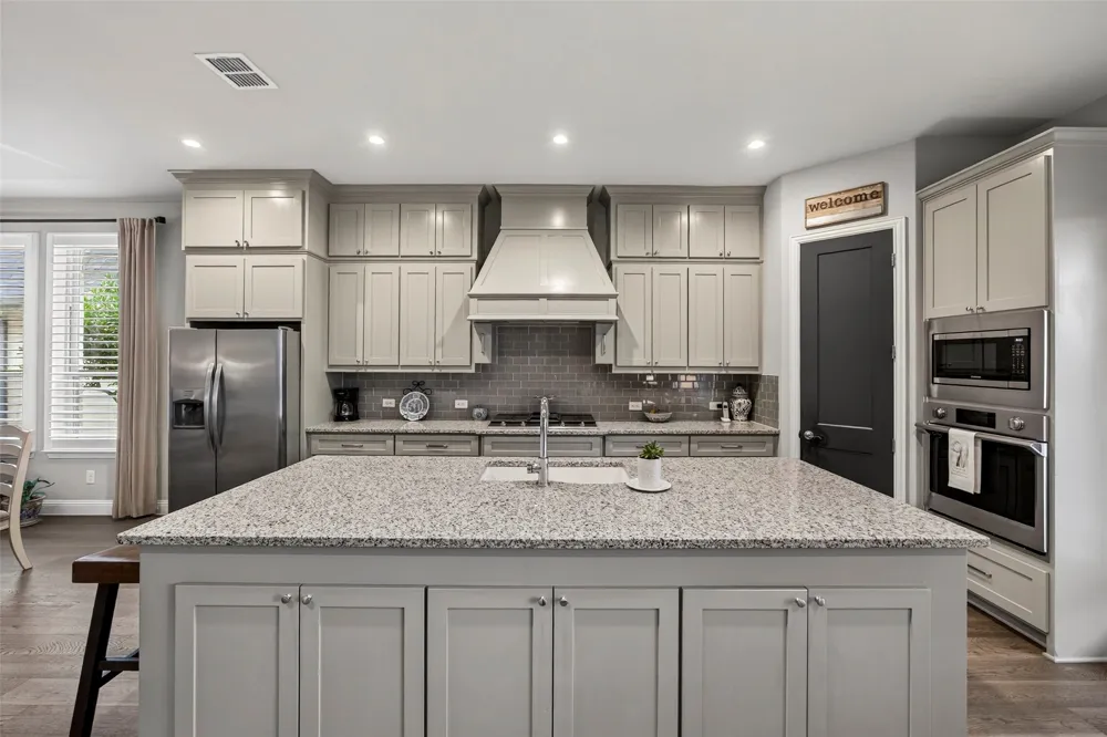 1320 Amsterdam Court Granbury, TX 76048