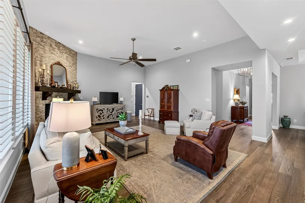 1320 Amsterdam Court Granbury, TX 76048