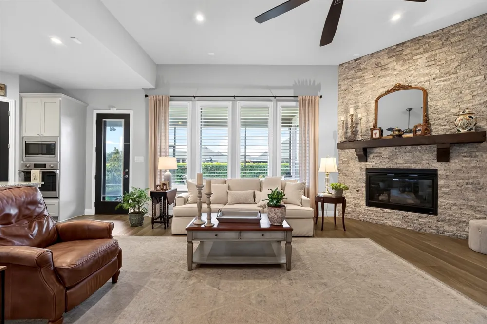 1320 Amsterdam Court Granbury, TX 76048