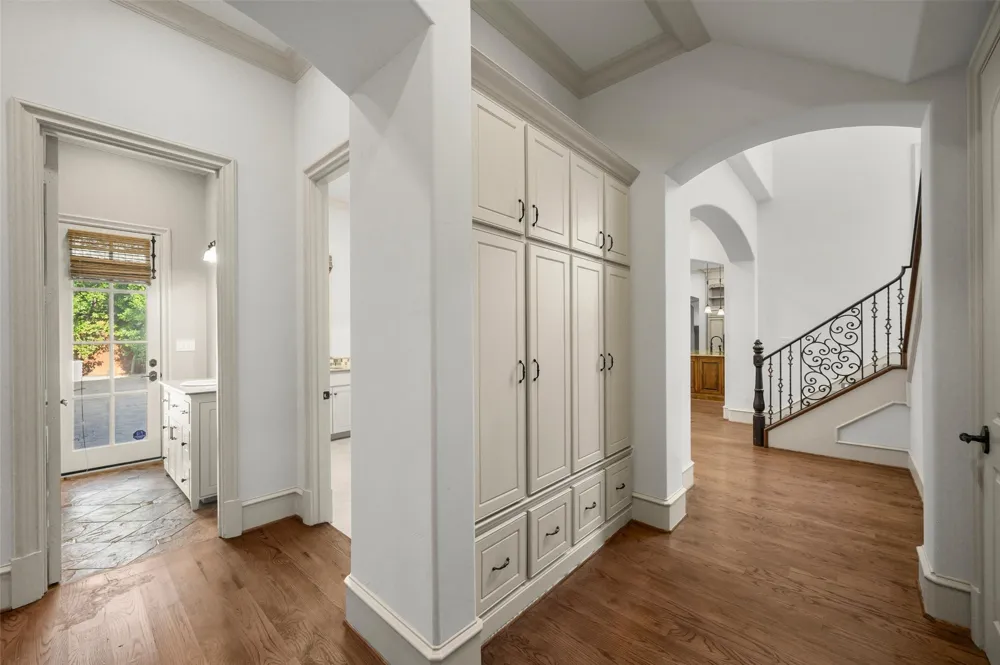 6043 Meadow Road Dallas, TX 75230