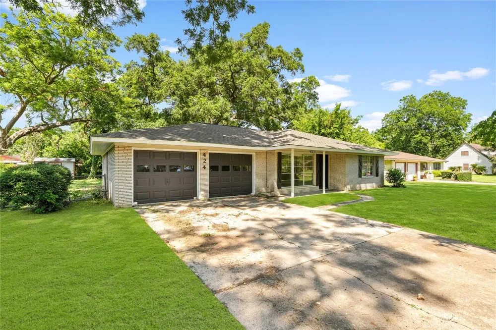 424 Southern Oaks Drive Lake Jackson, TX 77566