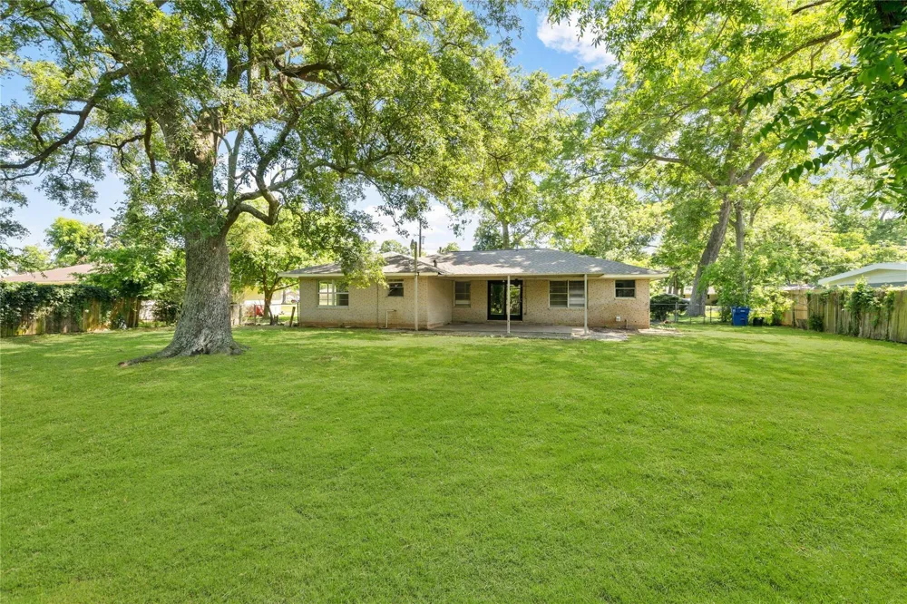 424 Southern Oaks Drive Lake Jackson, TX 77566