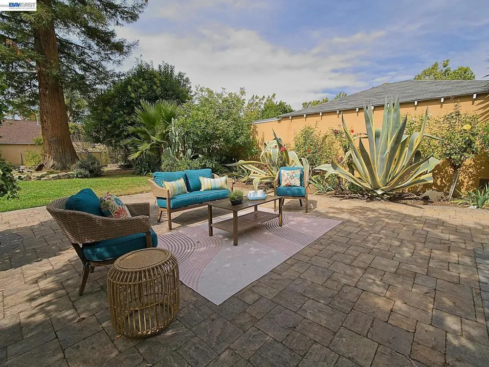574 Broadmoor Blvd San Leandro, CA 94577