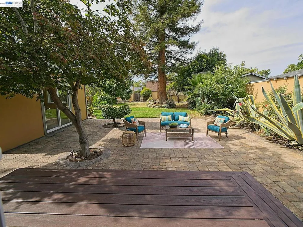 574 Broadmoor Blvd San Leandro, CA 94577