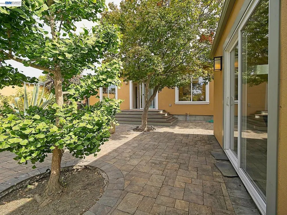 574 Broadmoor Blvd San Leandro, CA 94577
