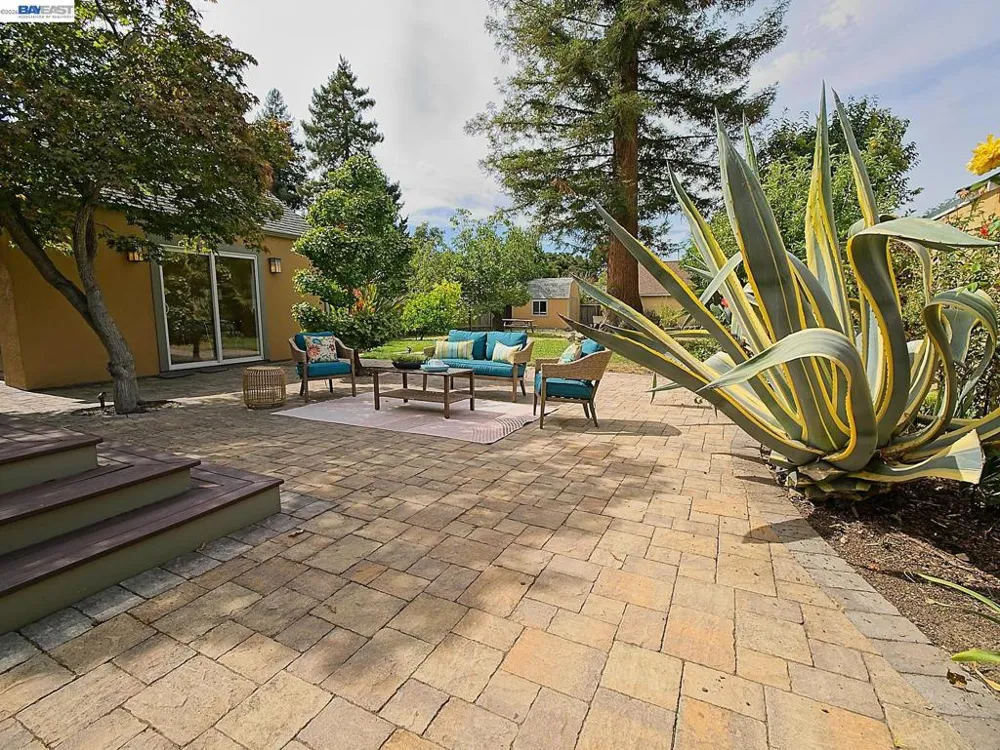 574 Broadmoor Blvd San Leandro, CA 94577