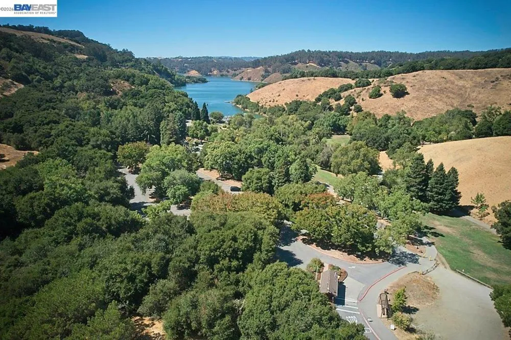 574 Broadmoor Blvd San Leandro, CA 94577