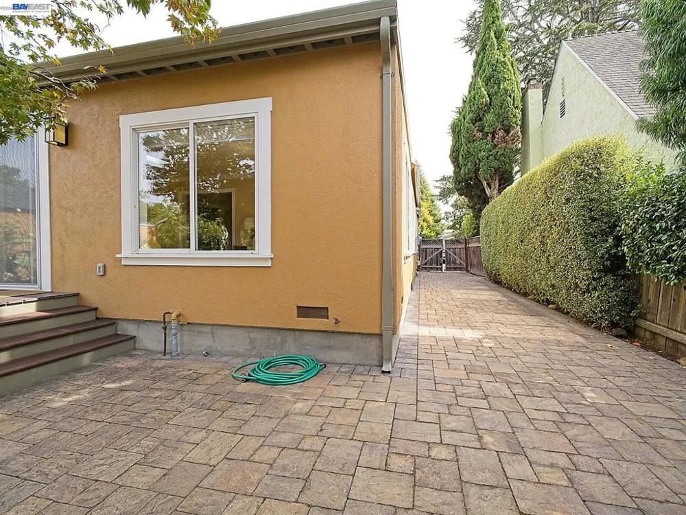 574 Broadmoor Blvd San Leandro, CA 94577