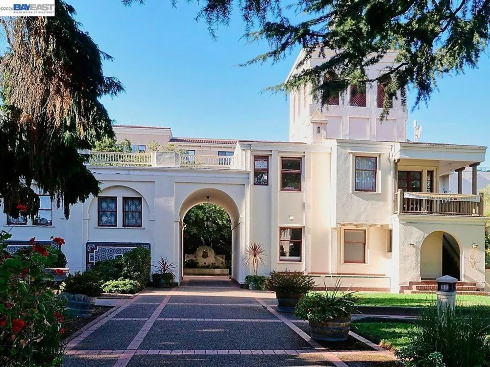 574 Broadmoor Blvd San Leandro, CA 94577