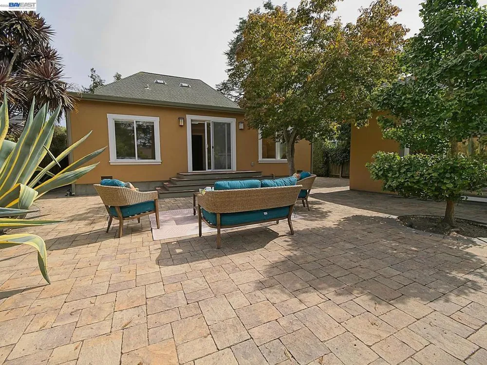 574 Broadmoor Blvd San Leandro, CA 94577