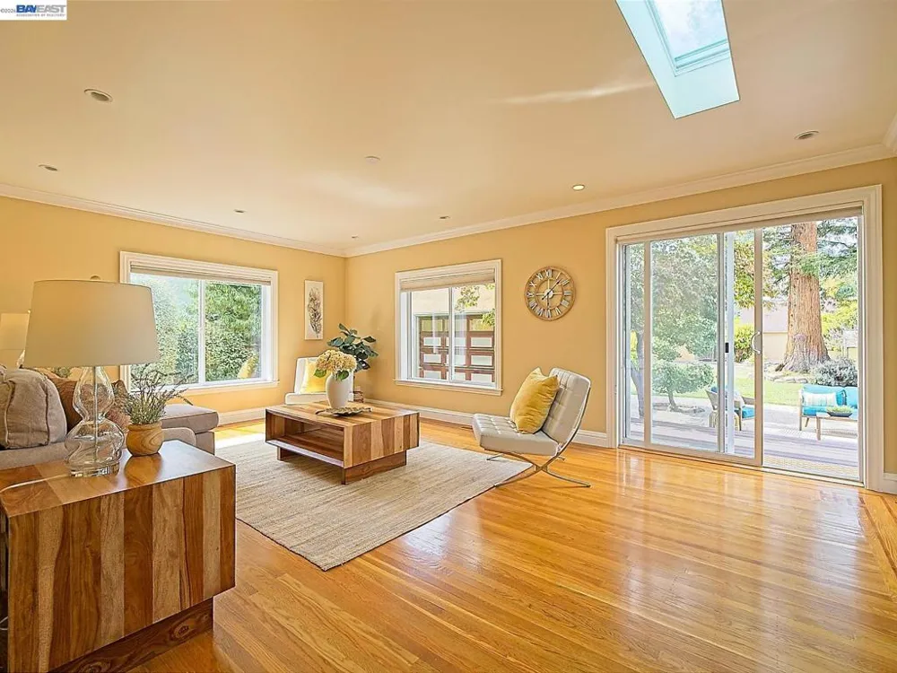 574 Broadmoor Blvd San Leandro, CA 94577