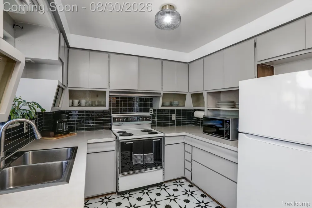 312 W LINCOLN AVENUE Madison Heights City, MI 48071
