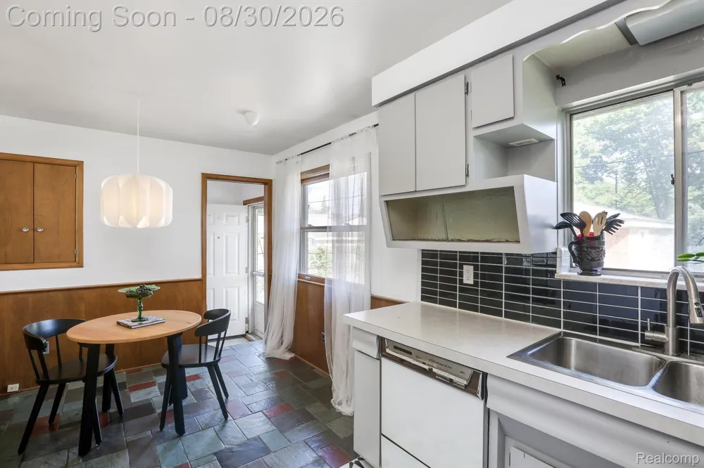 312 W LINCOLN AVENUE Madison Heights City, MI 48071
