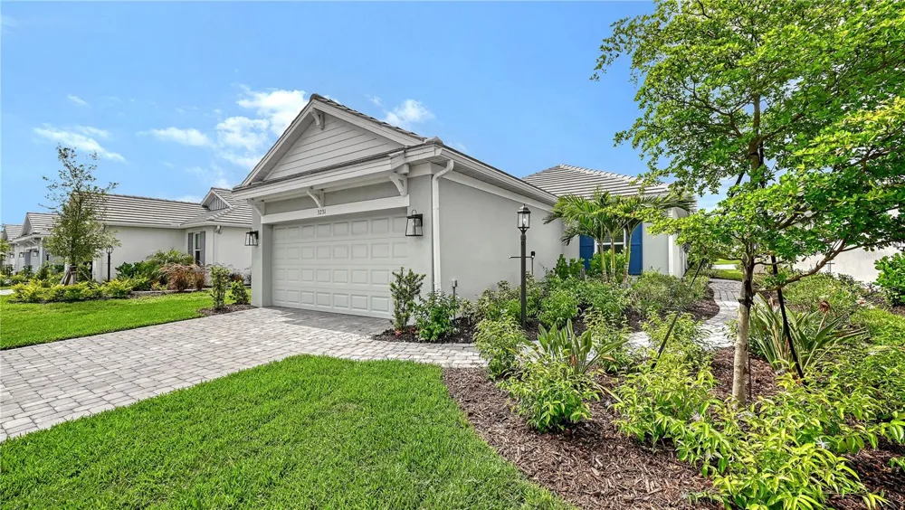3231 ALBA CIRCLE Bradenton, FL 34211