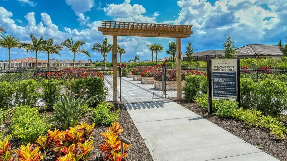 3231 ALBA CIRCLE Bradenton, FL 34211