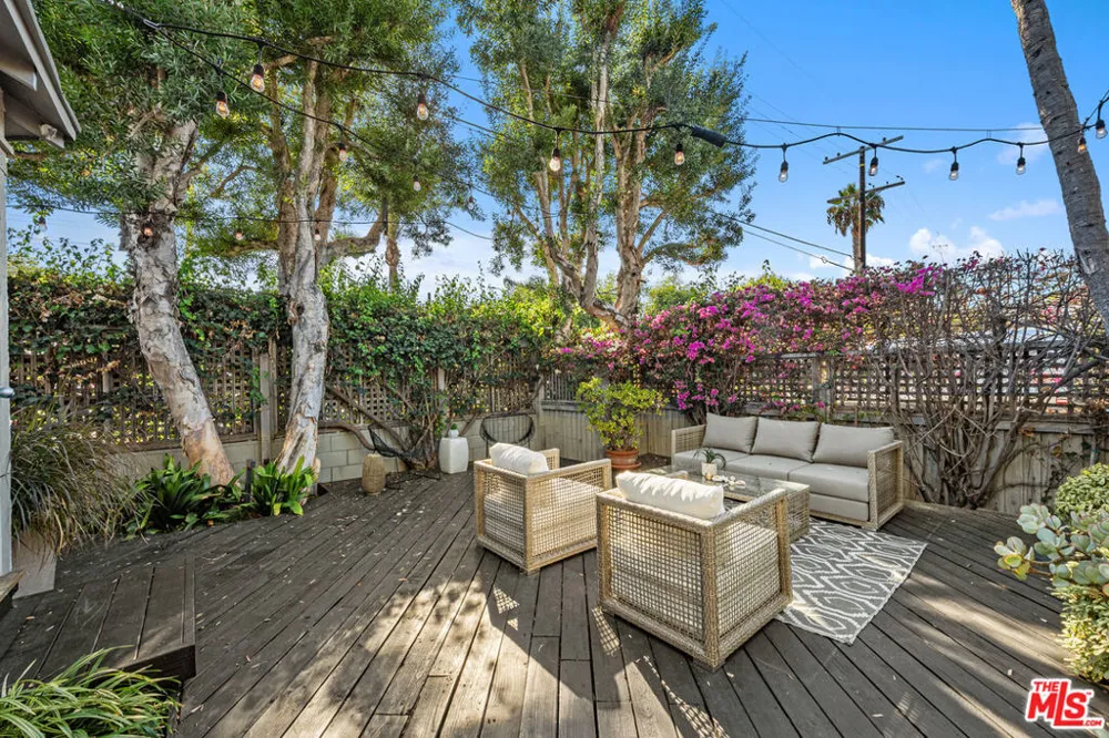 1216 Elm Street Los Angeles, CA 90291