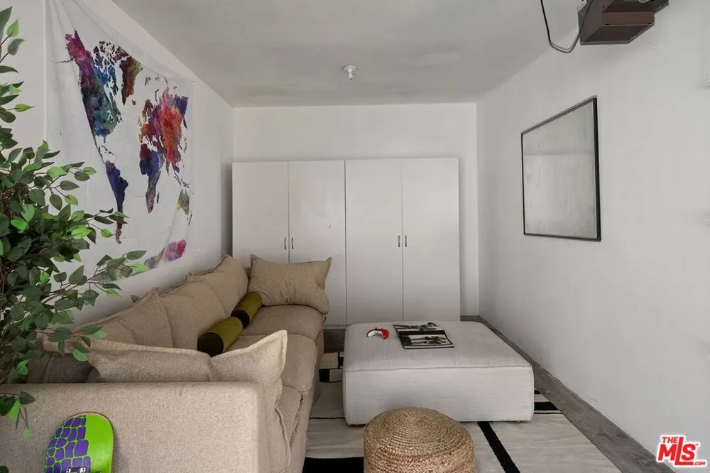 11332 Bolas Street Los Angeles, CA 90049