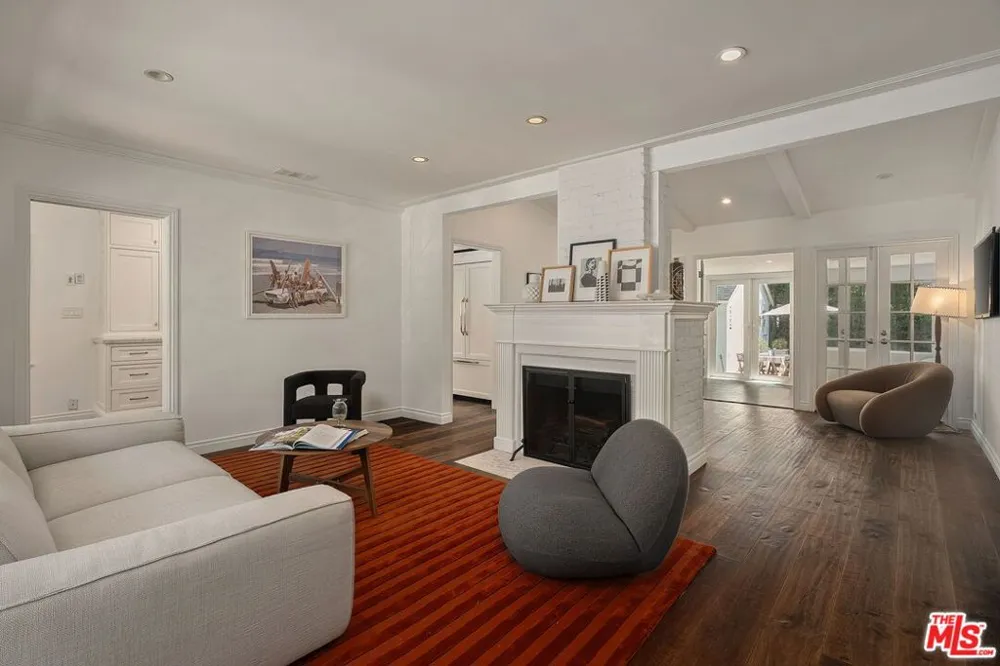 11332 Bolas Street Los Angeles, CA 90049