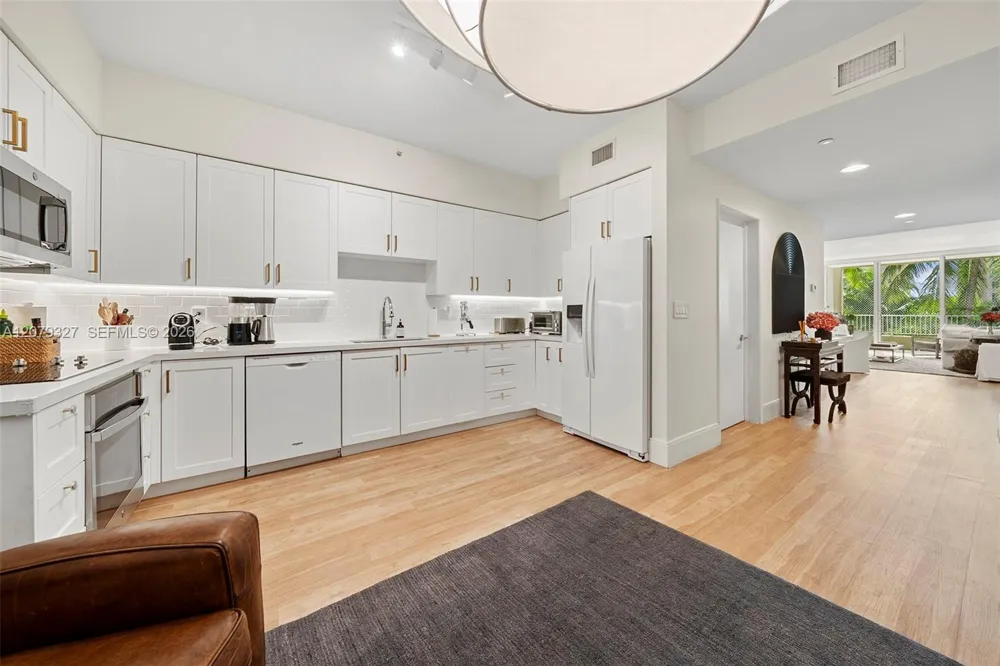 717 Crandon Blvd #407 Key Biscayne, FL 33149