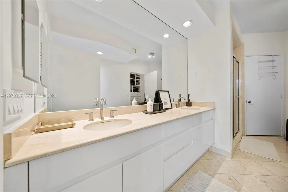 717 Crandon Blvd #407 Key Biscayne, FL 33149