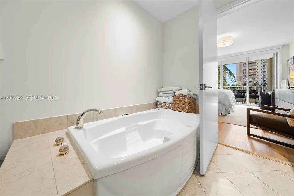 717 Crandon Blvd #407 Key Biscayne, FL 33149