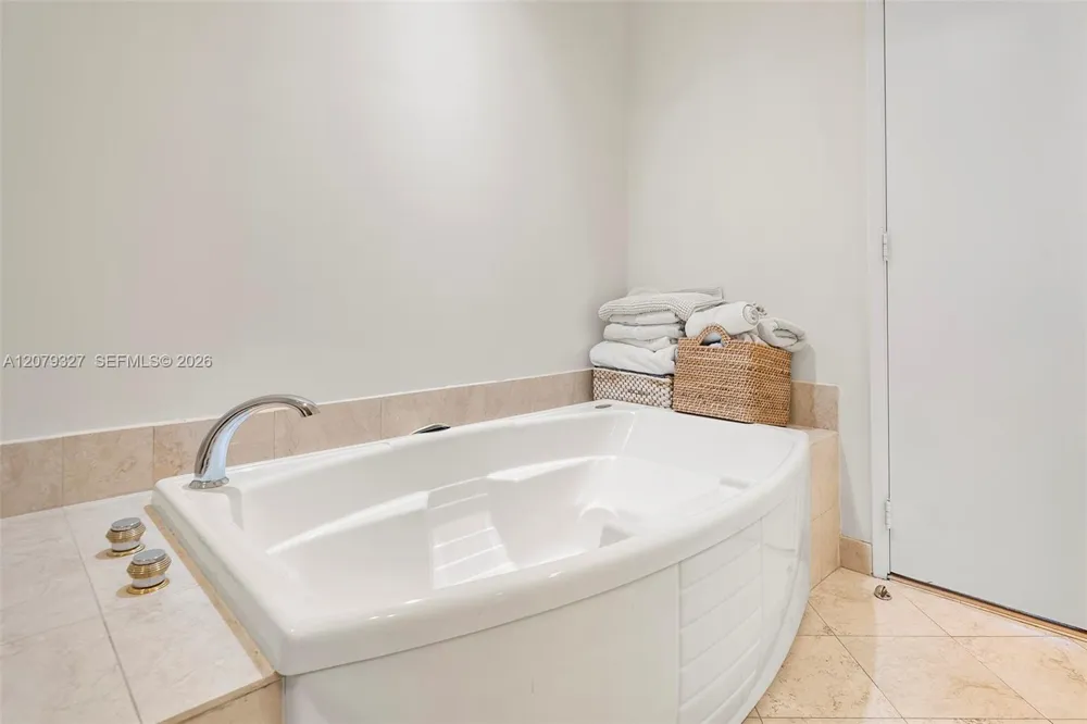 717 Crandon Blvd #407 Key Biscayne, FL 33149