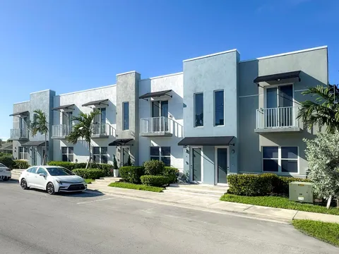 405 NE 35TH COURT #2