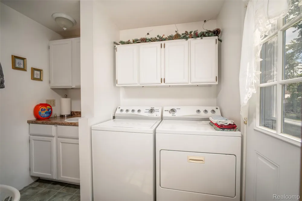 335 Oriole Street Lapeer City, MI 48446