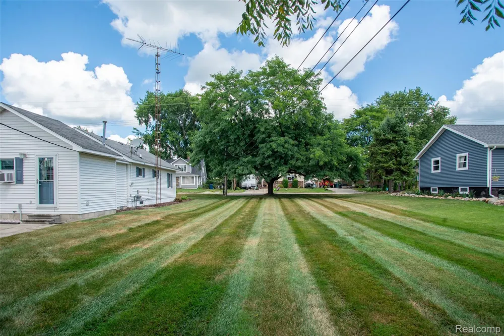 335 Oriole Street Lapeer City, MI 48446