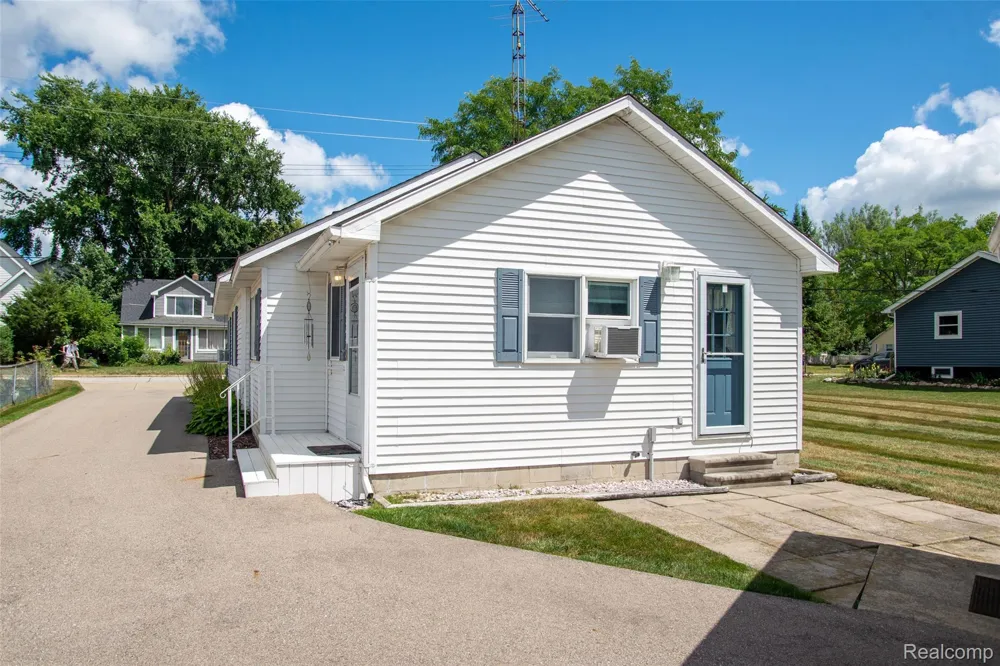 335 Oriole Street Lapeer City, MI 48446