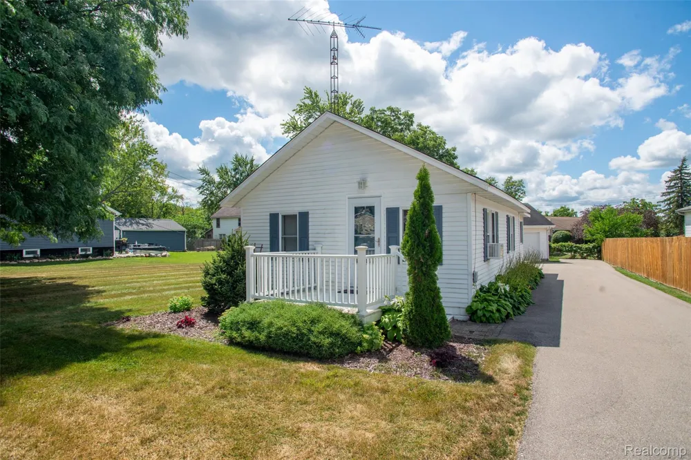 335 Oriole Street Lapeer City, MI 48446