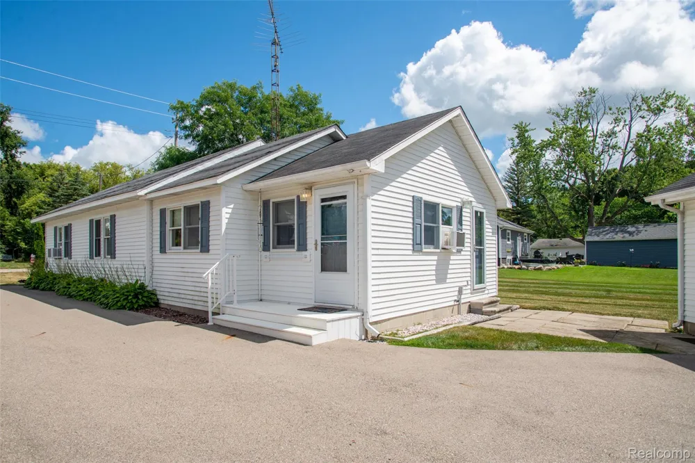 335 Oriole Street Lapeer City, MI 48446