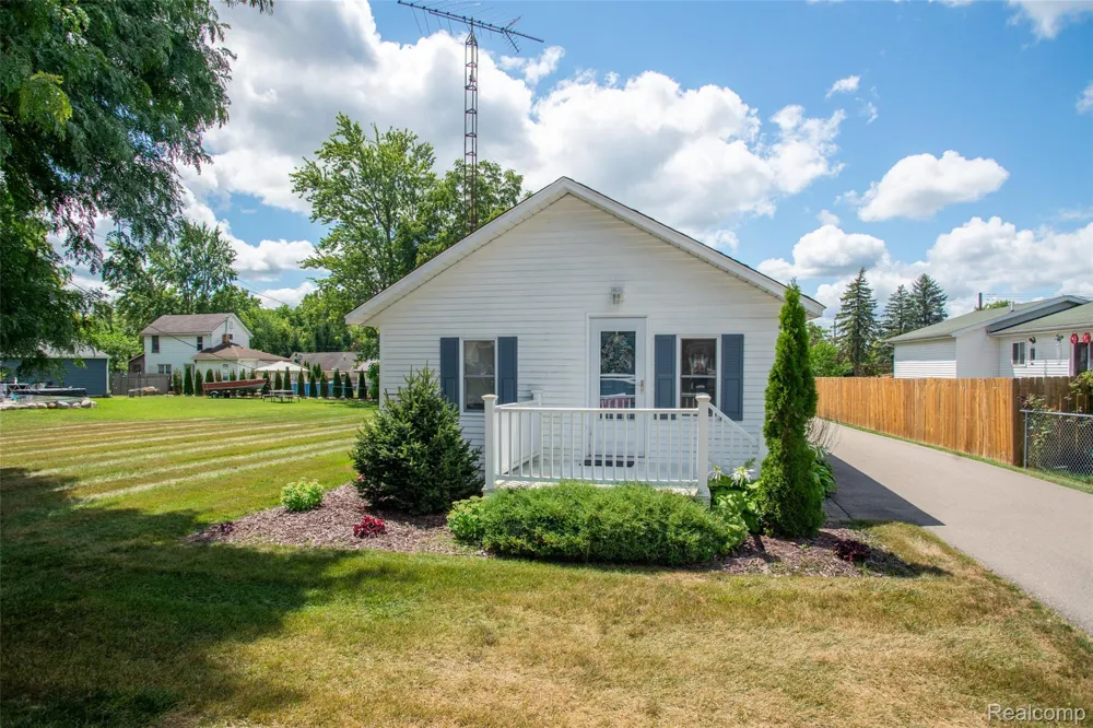 335 Oriole Street Lapeer City, MI 48446
