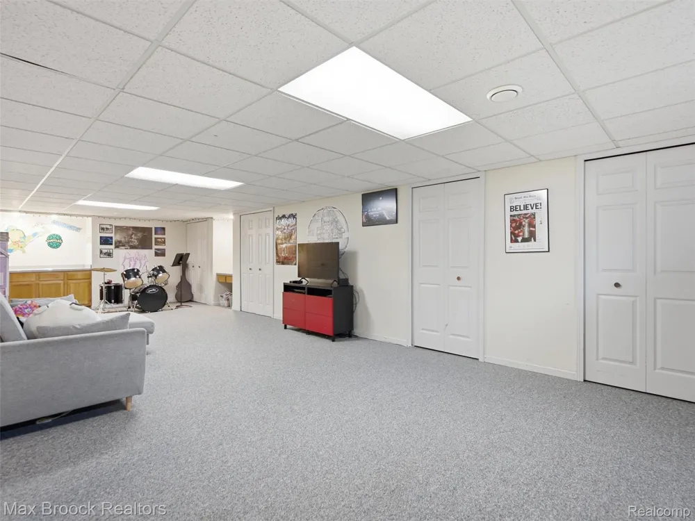1664 White Birch Court Troy City, MI 48098