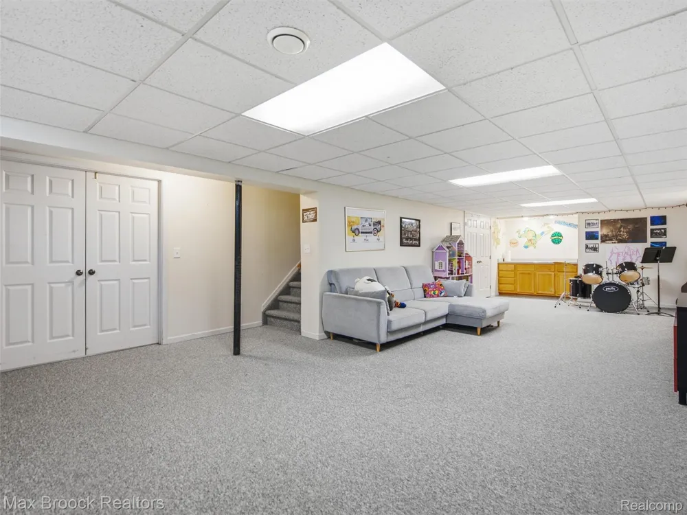 1664 White Birch Court Troy City, MI 48098