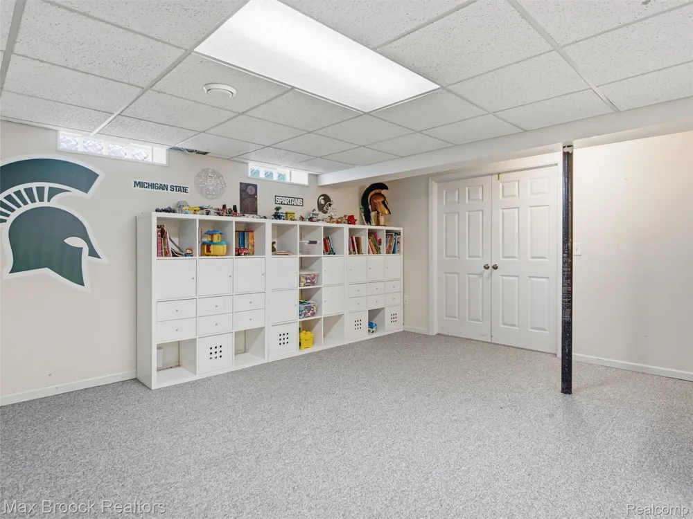1664 White Birch Court Troy City, MI 48098