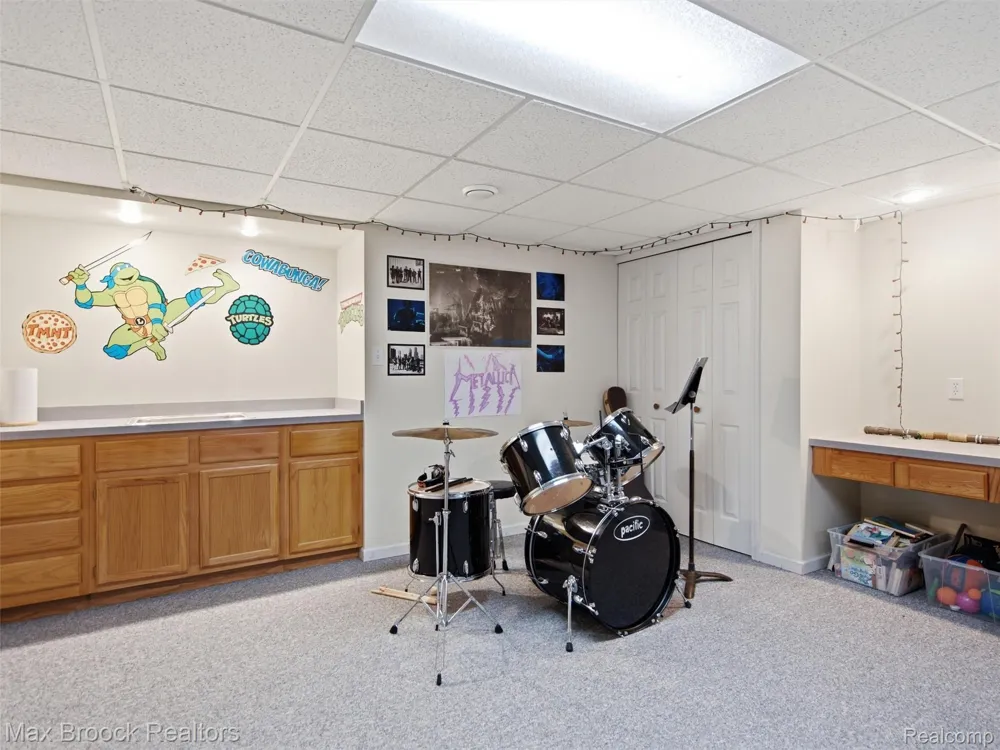 1664 White Birch Court Troy City, MI 48098