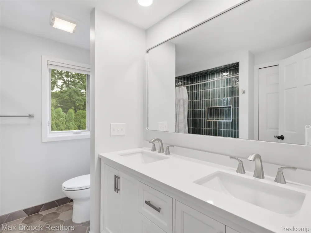 1664 White Birch Court Troy City, MI 48098