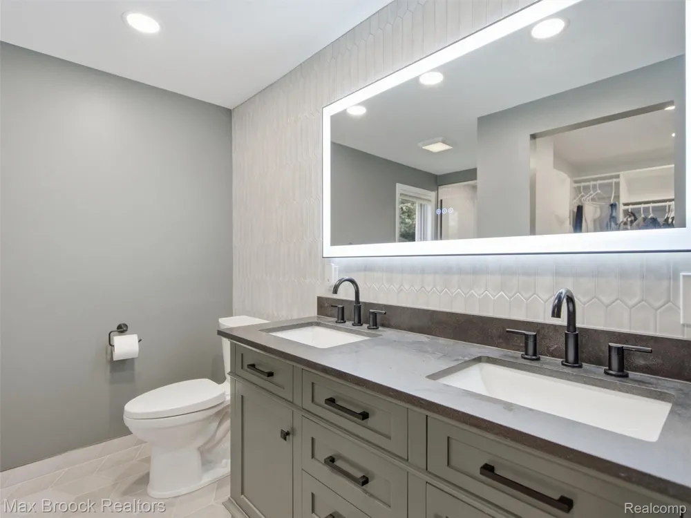 1664 White Birch Court Troy City, MI 48098