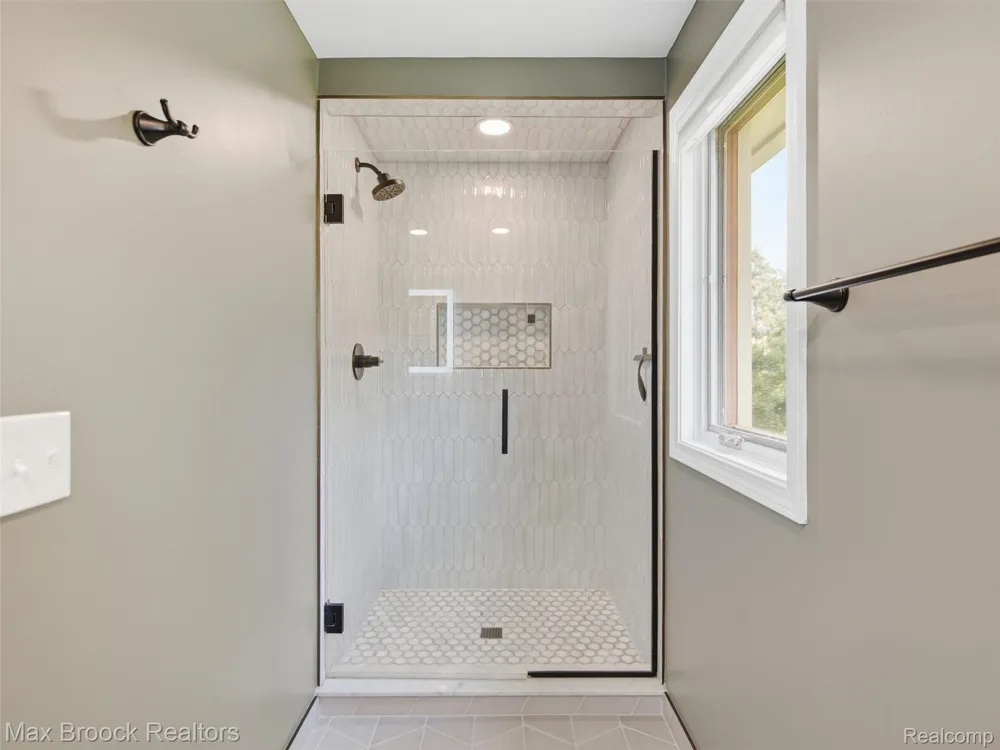 1664 White Birch Court Troy City, MI 48098
