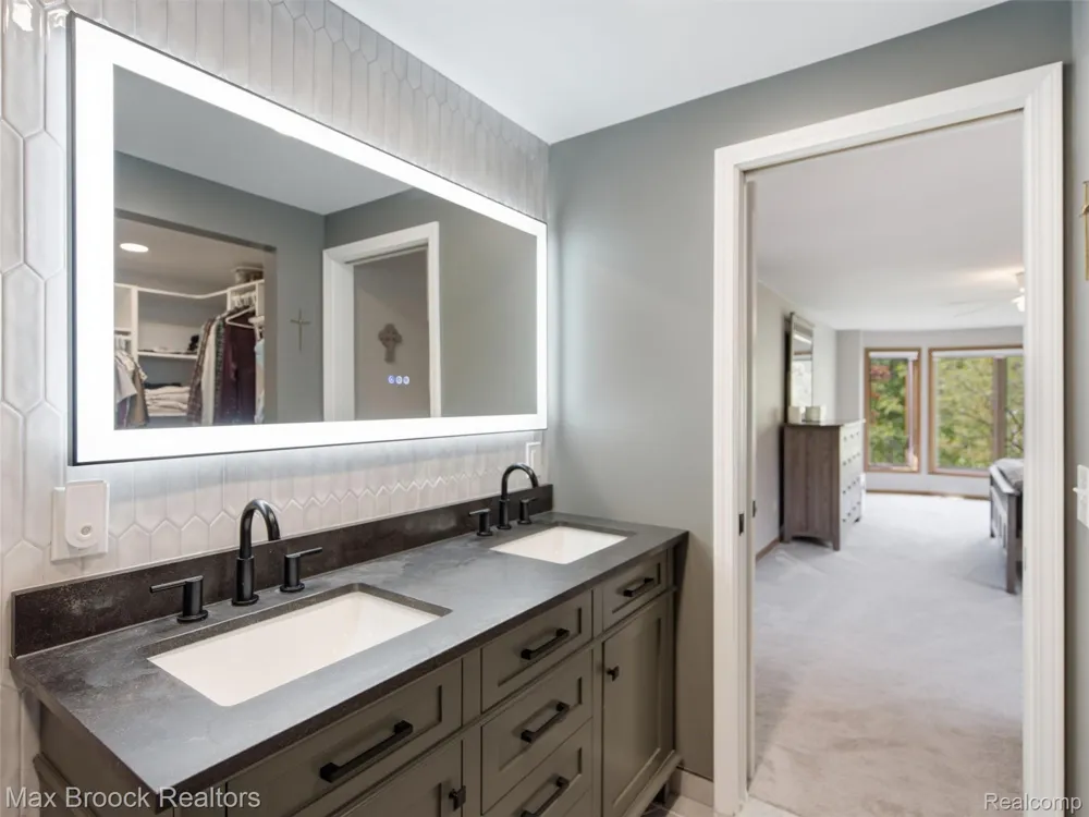 1664 White Birch Court Troy City, MI 48098