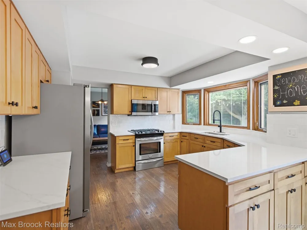 1664 White Birch Court Troy City, MI 48098