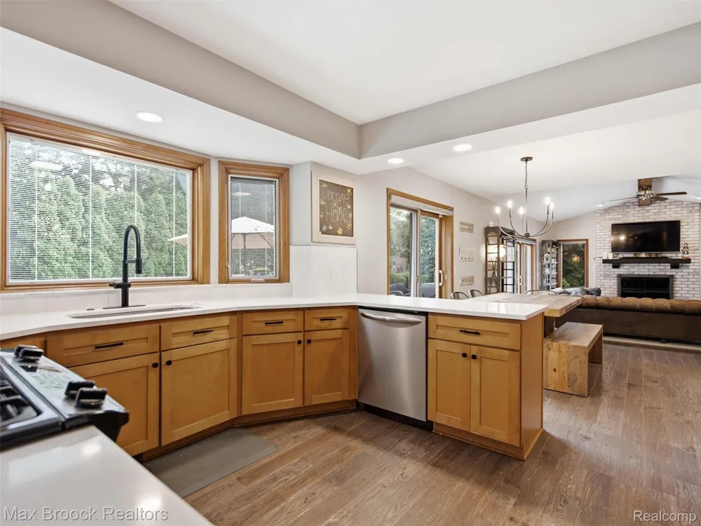 1664 White Birch Court Troy City, MI 48098