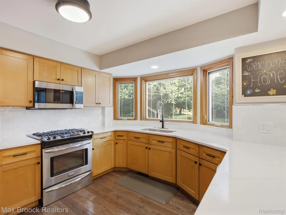 1664 White Birch Court Troy City, MI 48098