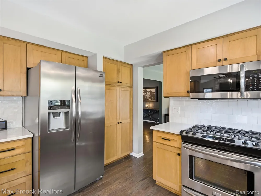 1664 White Birch Court Troy City, MI 48098