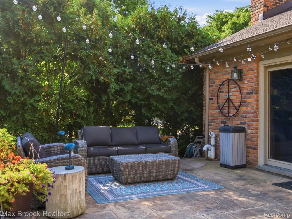 1664 White Birch Court Troy City, MI 48098