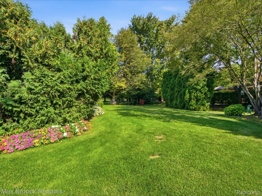 1664 White Birch Court Troy City, MI 48098