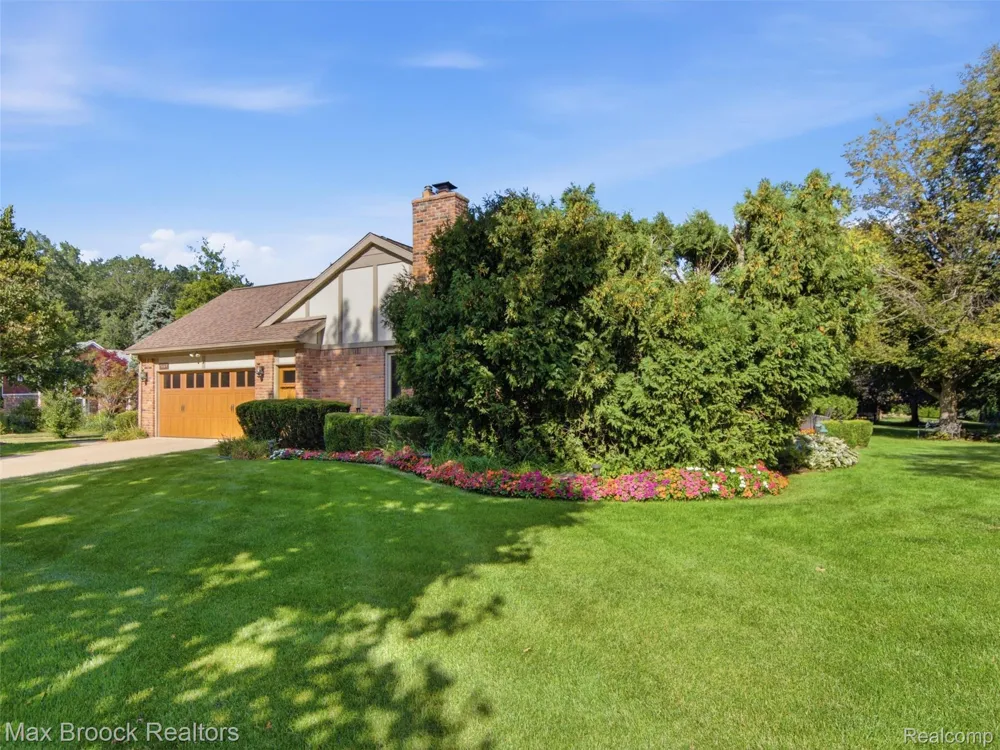 1664 White Birch Court Troy City, MI 48098