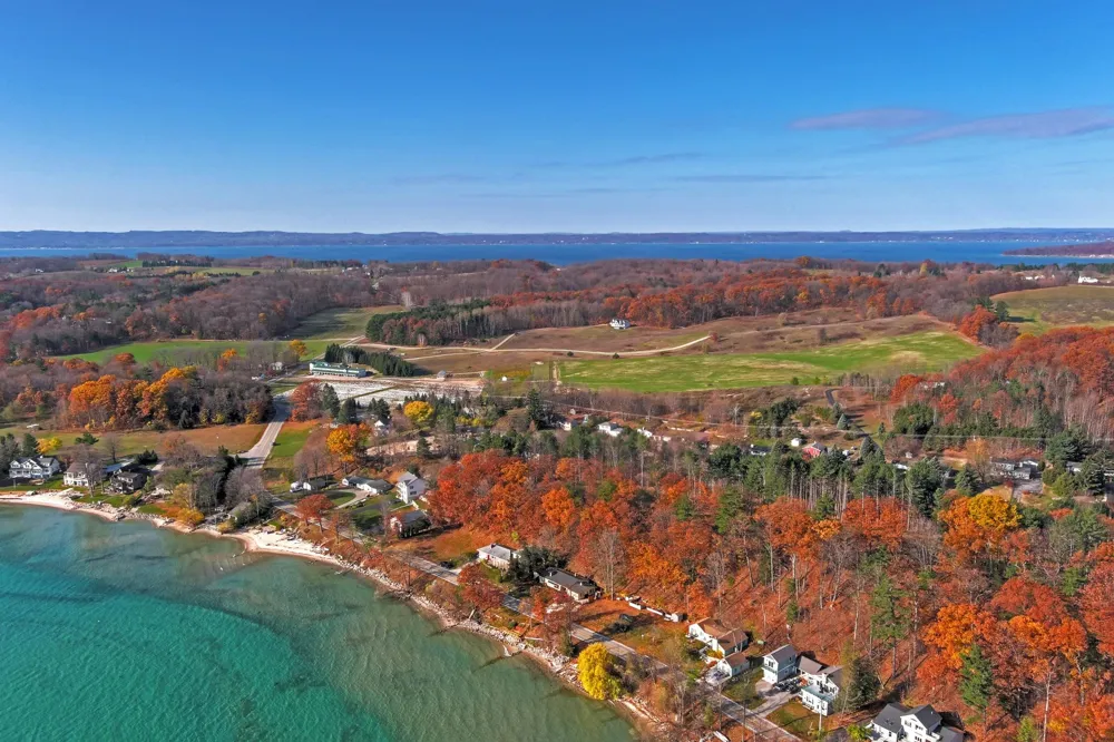 10555 Center Road Peninsula Township, MI 49686